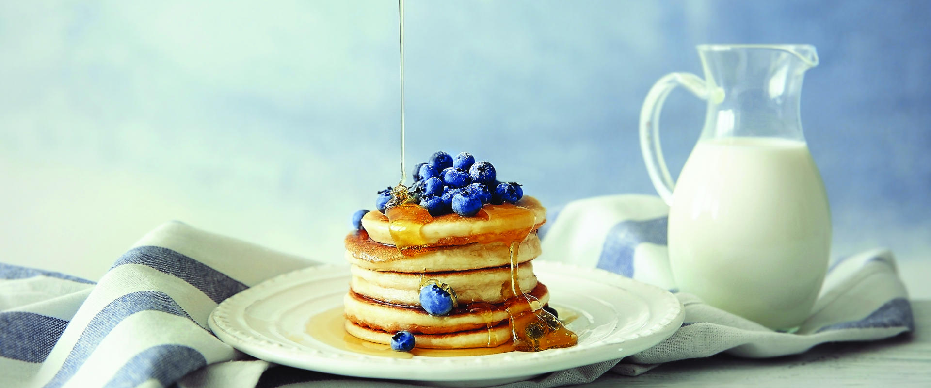 Pancakes mit Heidelbeeren und Honig