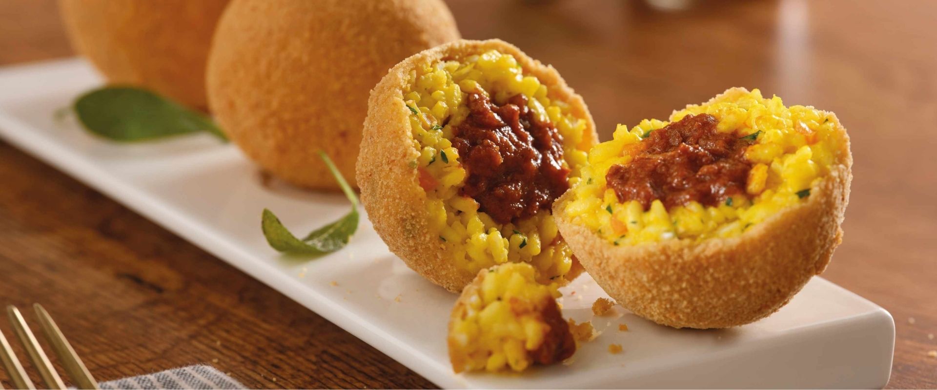 Safran-Arancini mit Ragù-Füllung, ein Klassiker der italienischen Küche