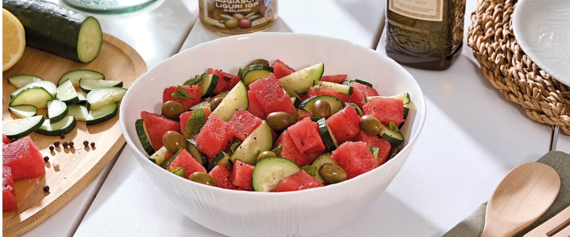 Sommersalat mit Wassermelone, Gurke, Oliven und Minze