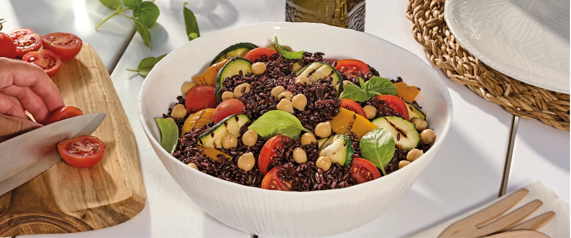 Salat mit schwarzem Reis, Grillgemüse und Kichererbsen
