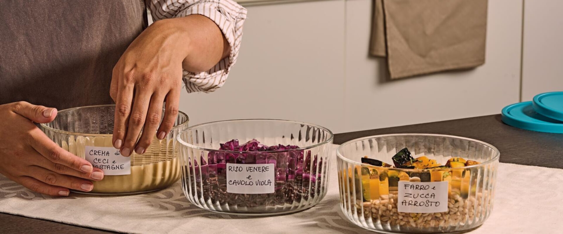 Verschiedene Meal-Prep-Zutaten, vorbereitet in Glasbehältern
