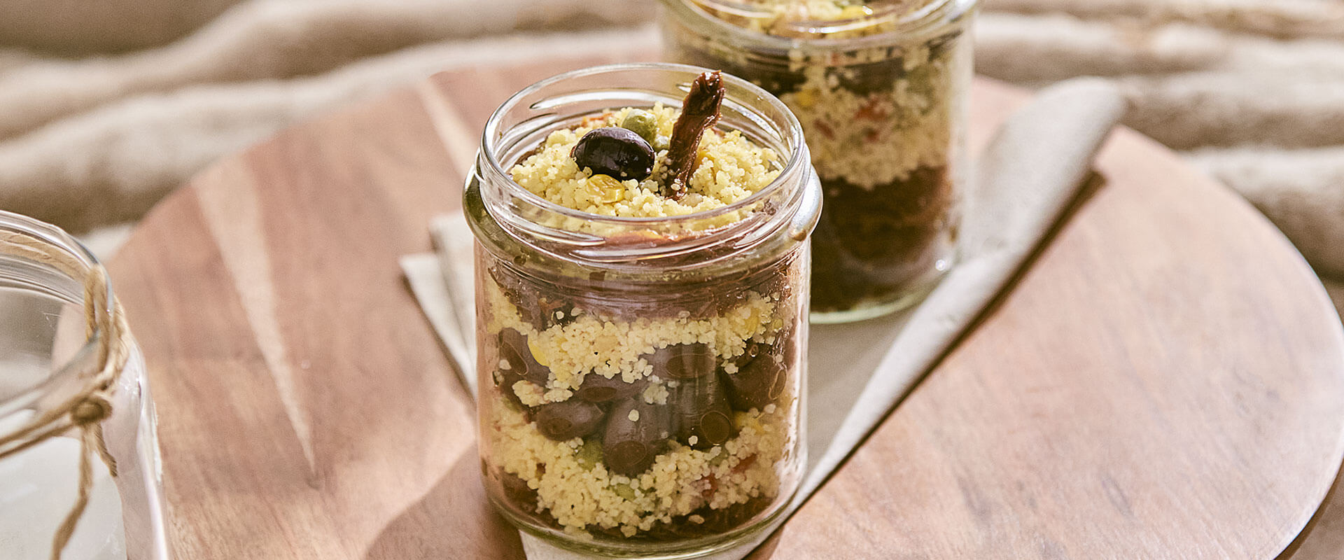 Mediterraner Couscous im Glas mit Getrockneten Tomaten und Entsteinten Oliven