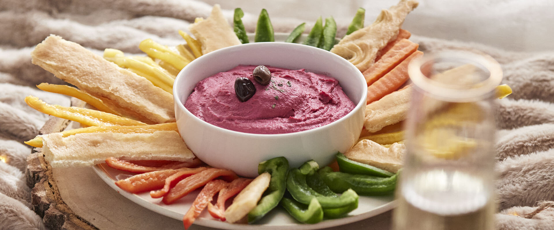 Rote-Bete-Hummus mit nativem Olivenöl und knusprigen Focaccia-Crackern