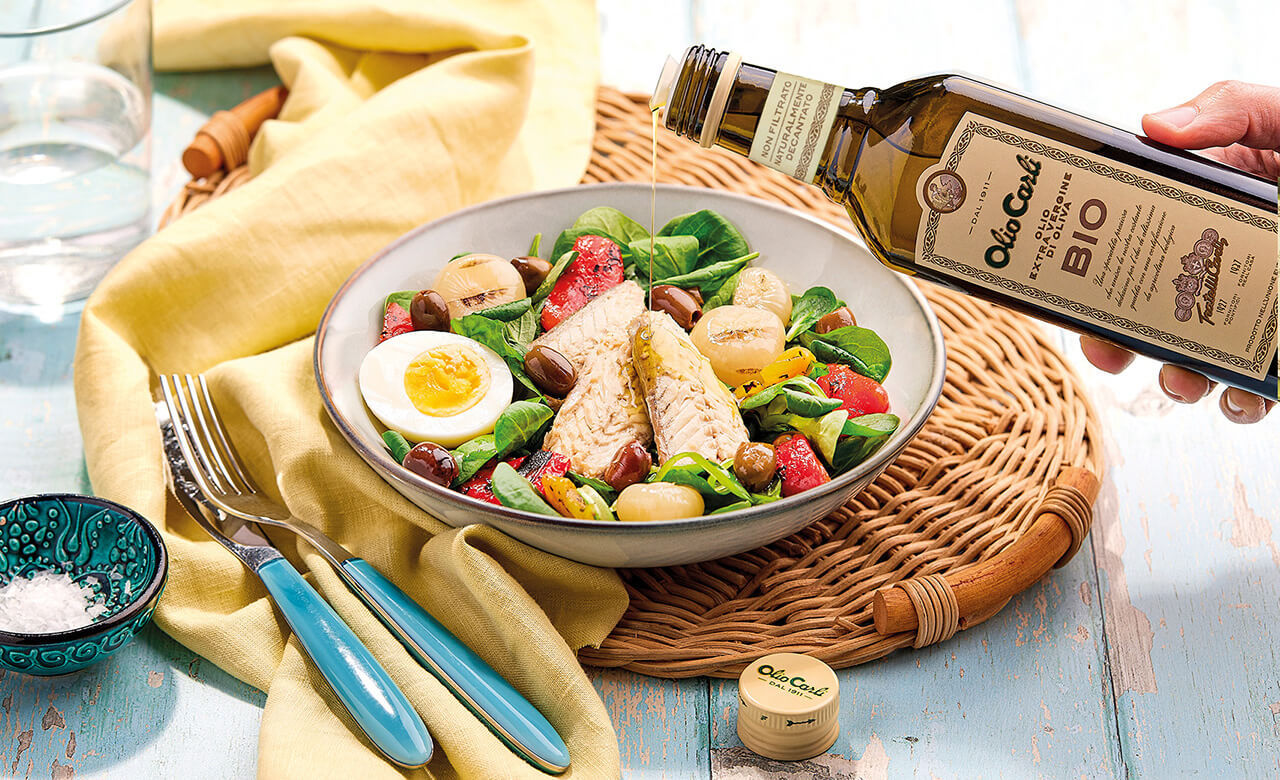 Frischer Salad mit Thunfisch, Eiern und Olivenoel BIO