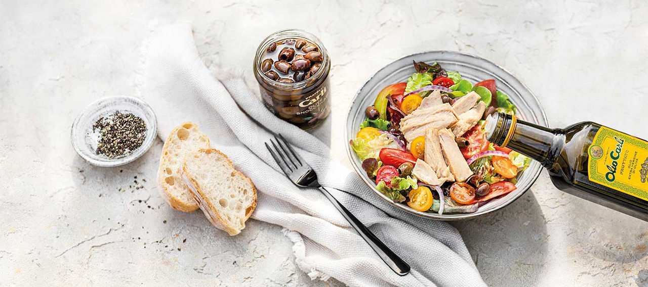 Ruote Nudeln mit Tomatensauce auf einen Teller