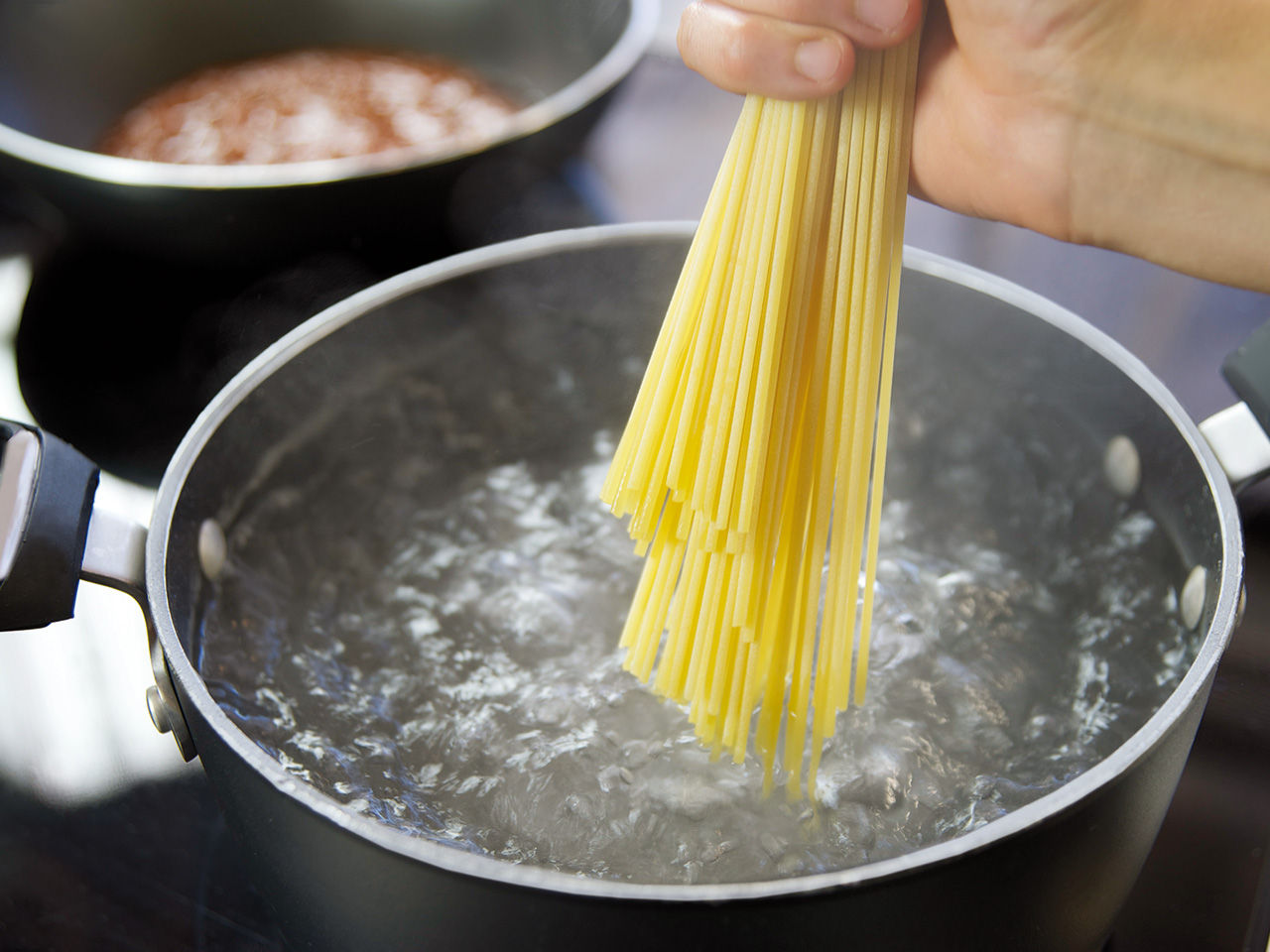 Kochen von Spaghetti