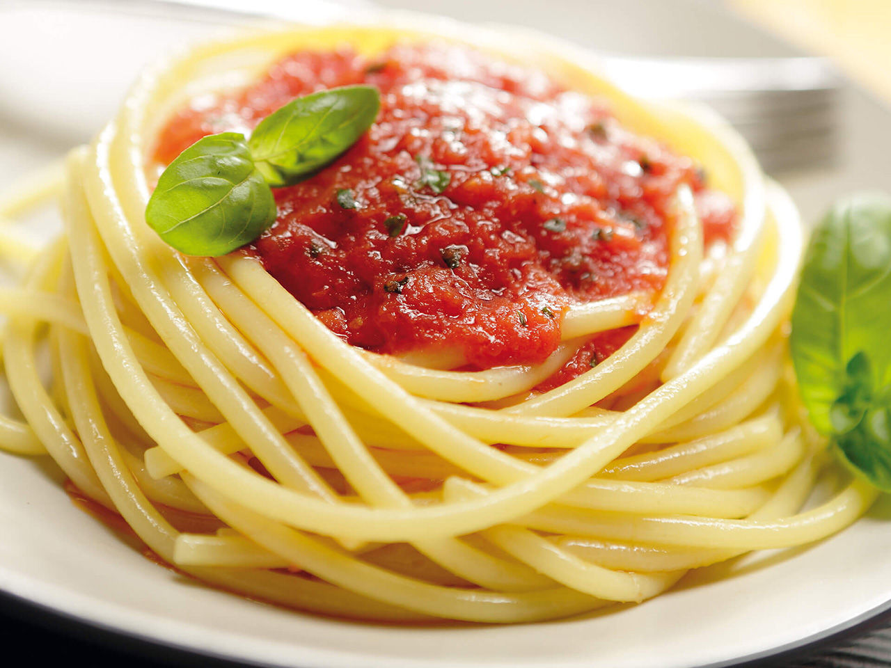 Spaghetti mit Tomaten-Basilikum-Sauce