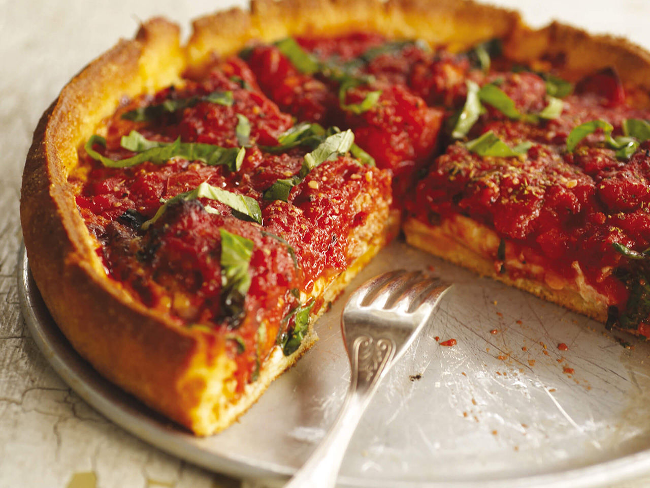 Pizza mit Tomaten-Basilikum-Sauce