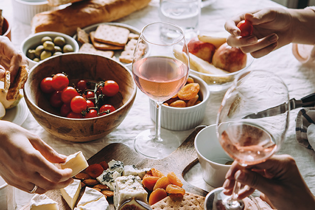 Aperitif unter Freunden mit Roséwein