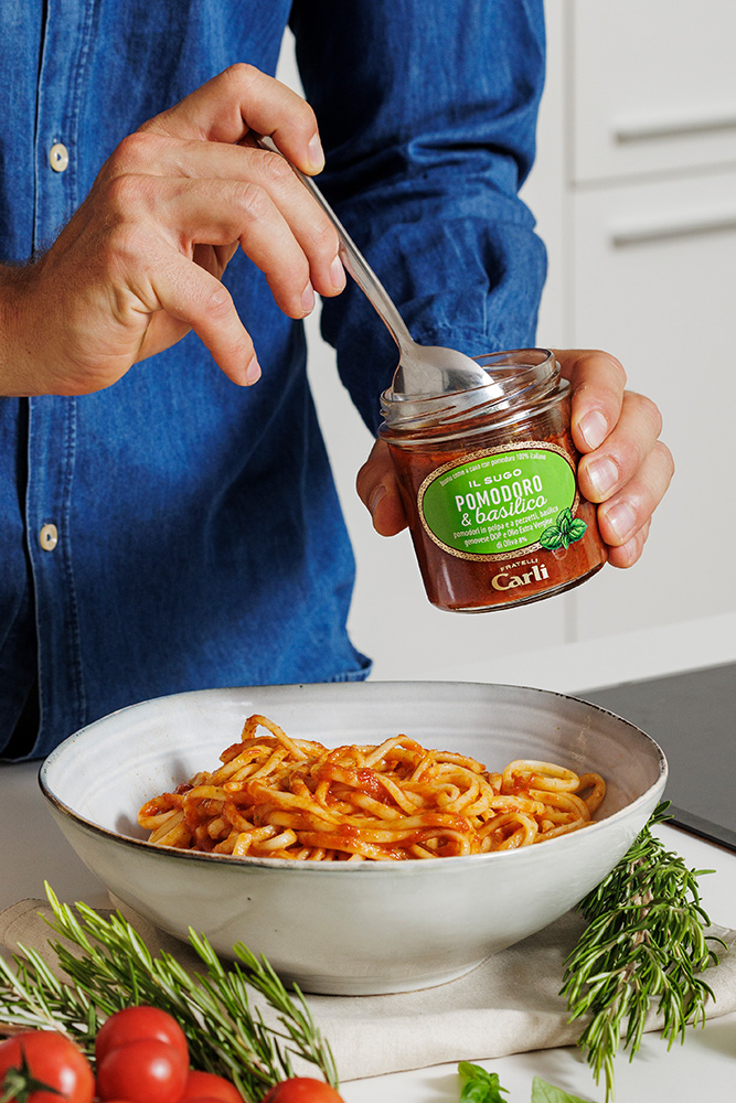 Tomatensauce mit Basilikum auf Spaghetti Nudeln