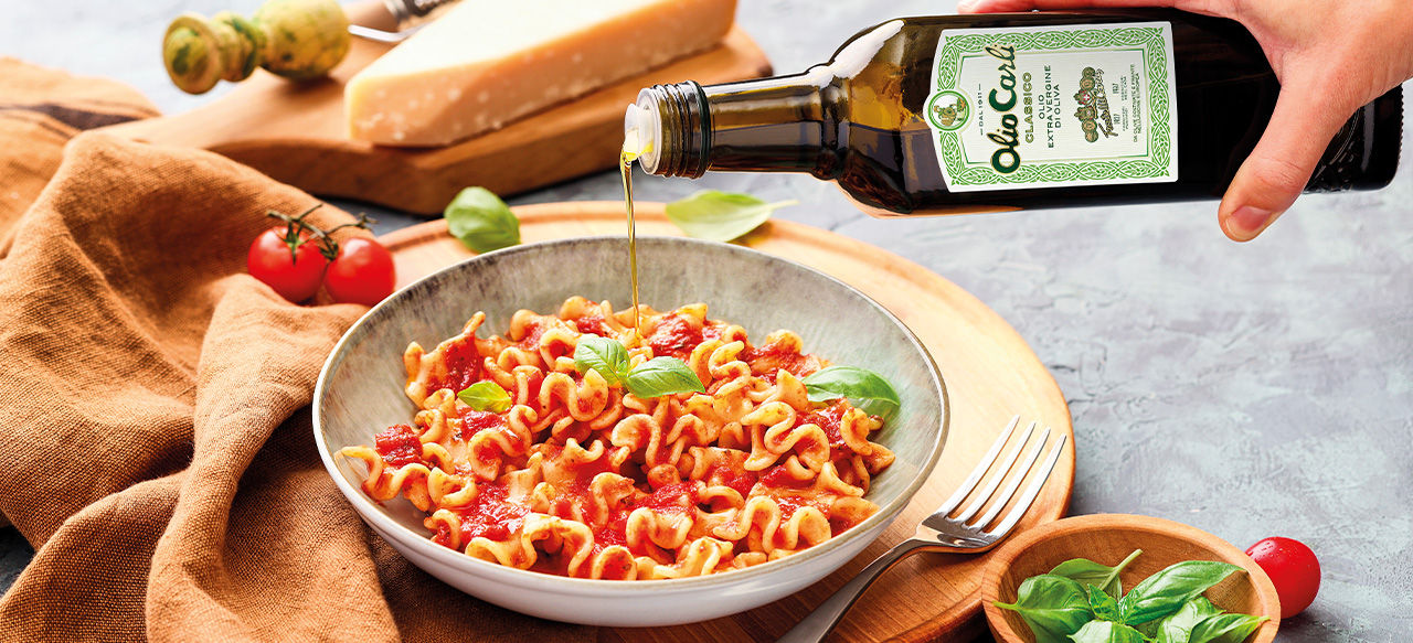 Olivenoel Classico auf Nudeln mit Tomatensauce