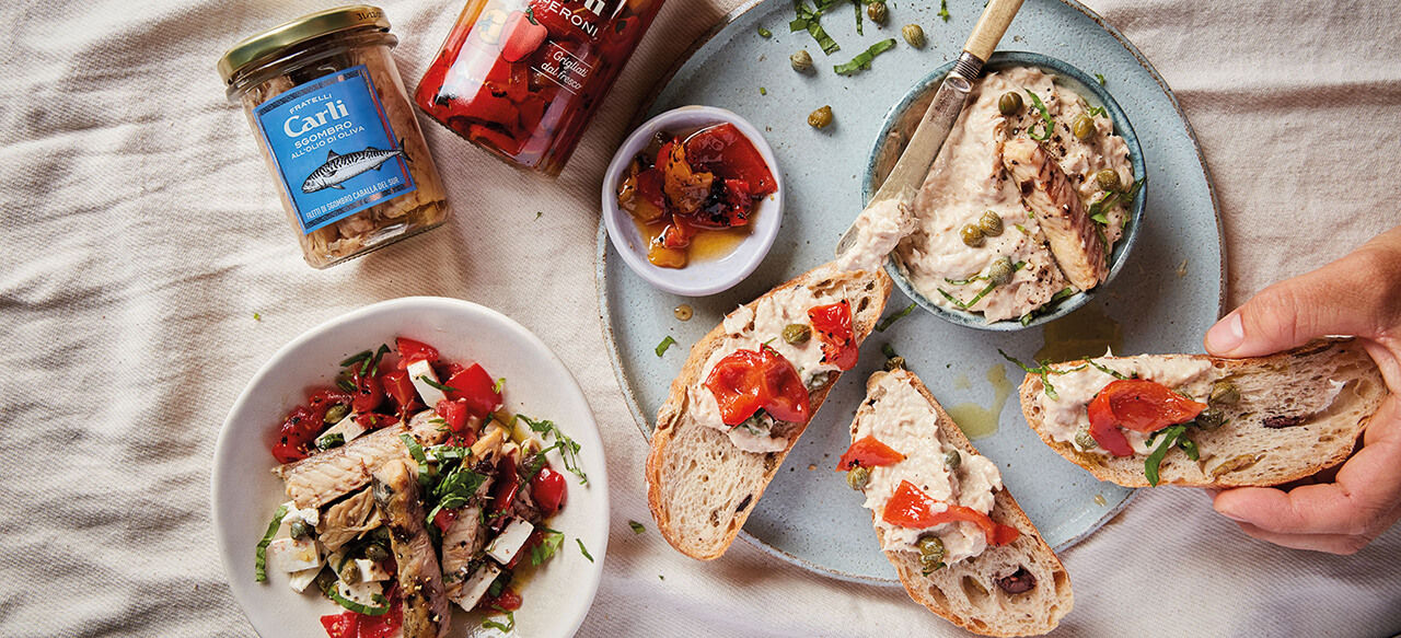 Italienischer Aperitif mit Makrelenfilets und gegrillten Paprikashoten