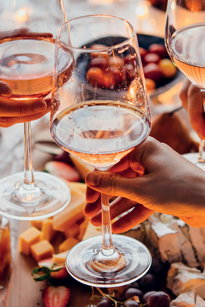 Ein glas Rotwein mit Aperitif