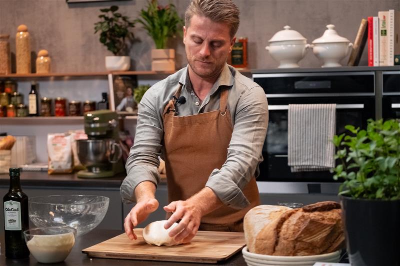 Fulvio bereitet einen Brotlaib zu