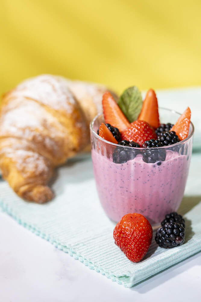 Deuc verres avec yogurt et fruits