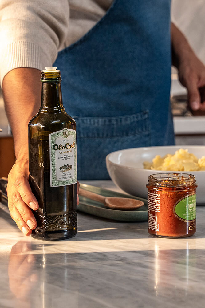 Olivenoel Classico auf Nudeln mit Tomatensauce