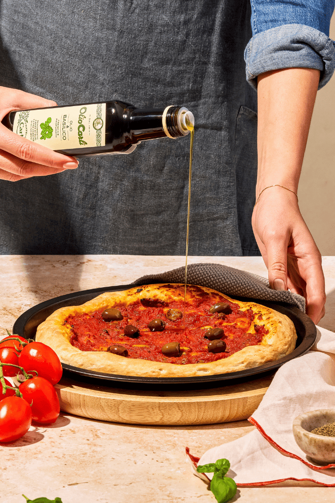 gewuerztes olivenoel auf pizza