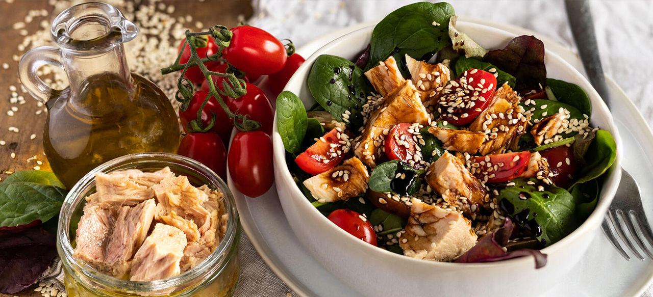 Insalata di Tranci di Tonno al sesamo e Aceto Balsamico