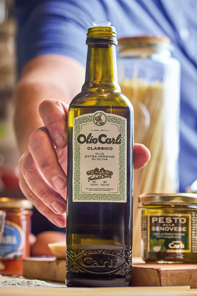 Olivenoel Classico auf einen Tisch