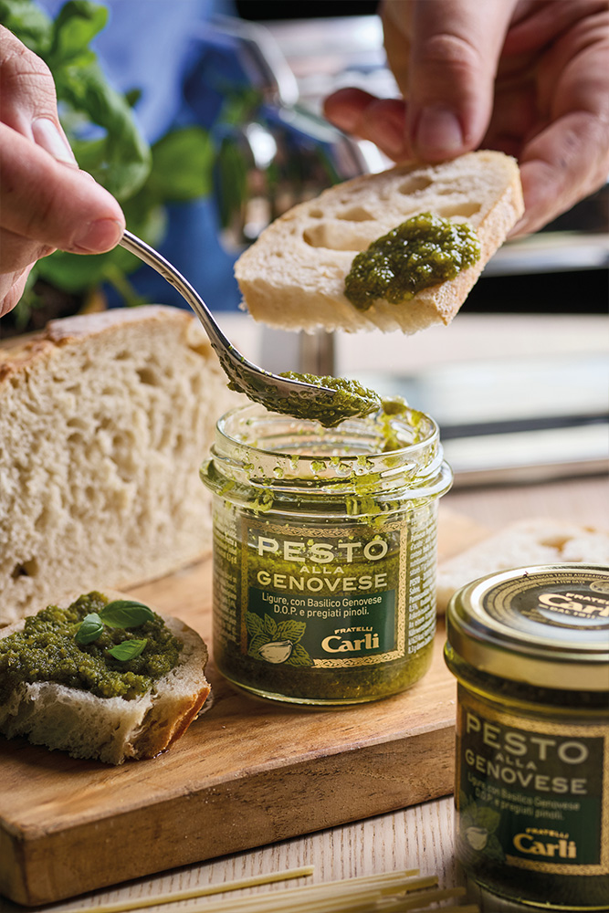 Pesto auf eine Scheibe Brot