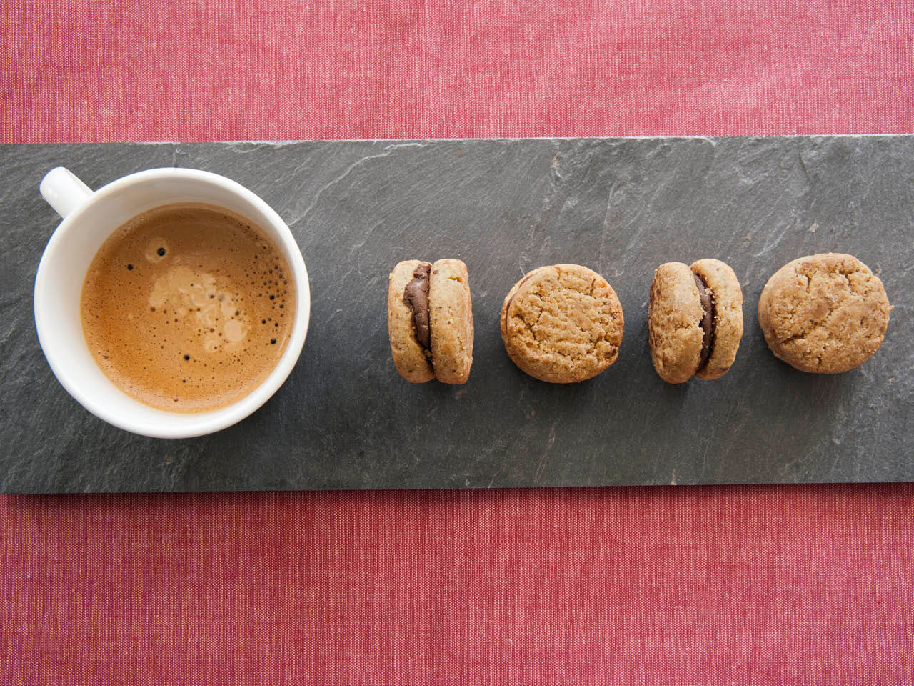 Baci di dama con caffé su vassoio