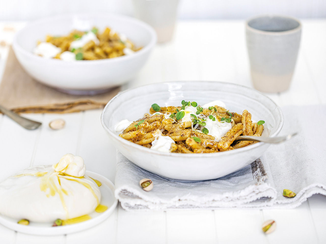 Caserecce Nudeln mit Walnusssauce und Burrata