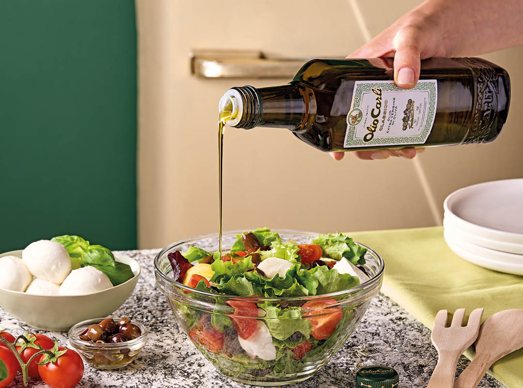 Olivenoel auf Salad