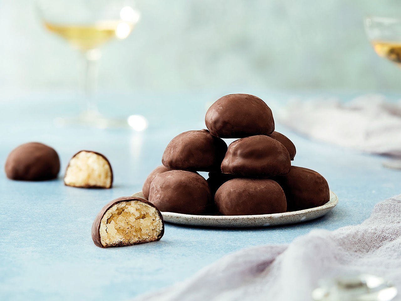 Amaretti mit Schokoladenüberzug