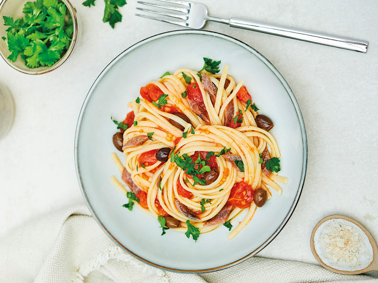 Linguine mit Tomaten und Oliven