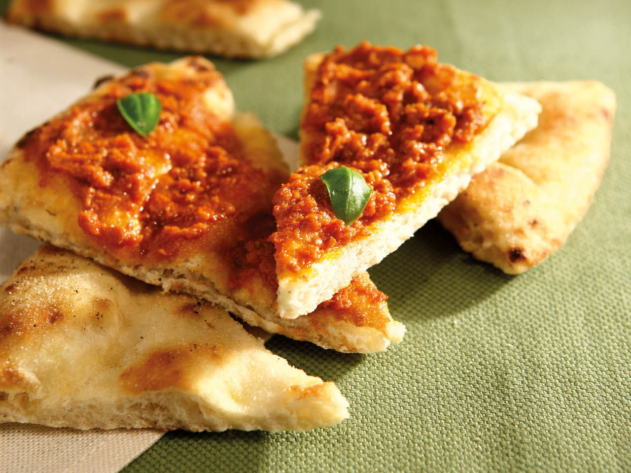 Pizza stuecke mit Basilikum