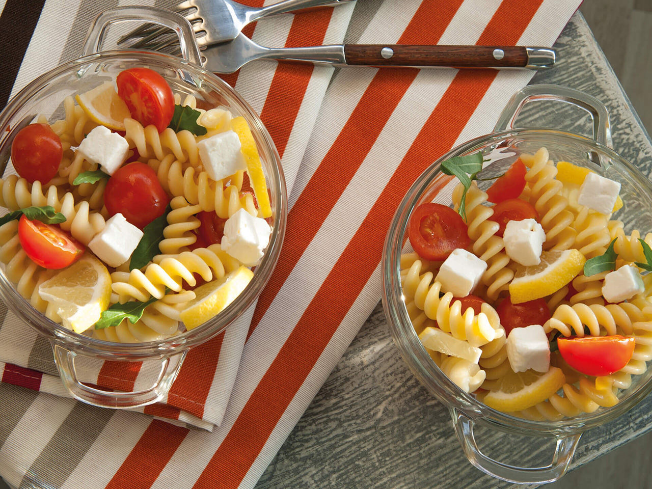 Kalter Nudelsalat mit Mozzarella und Tomaten