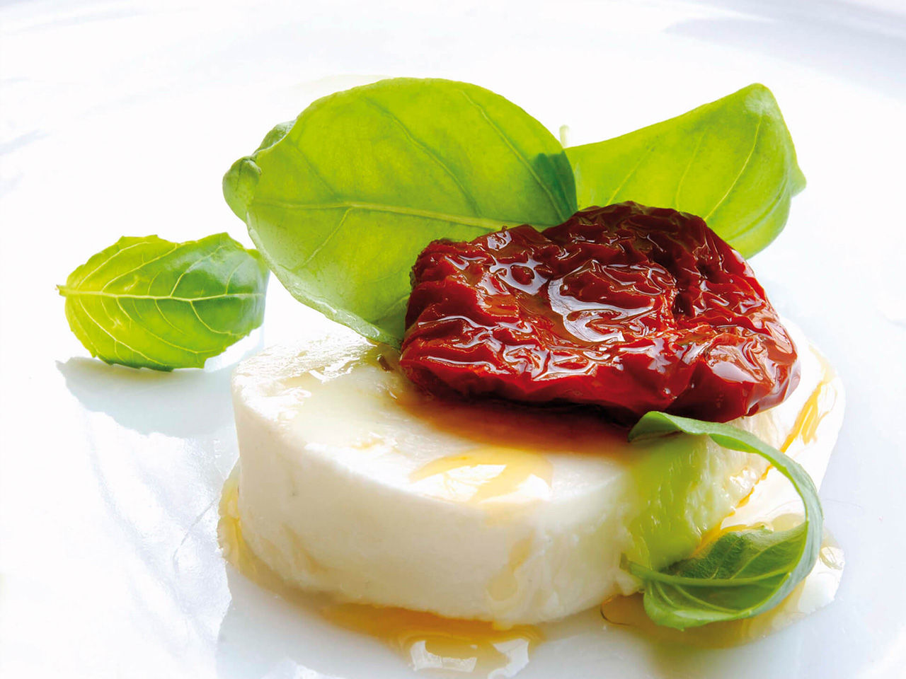 Mozzarella mit getrockneten Tomaten