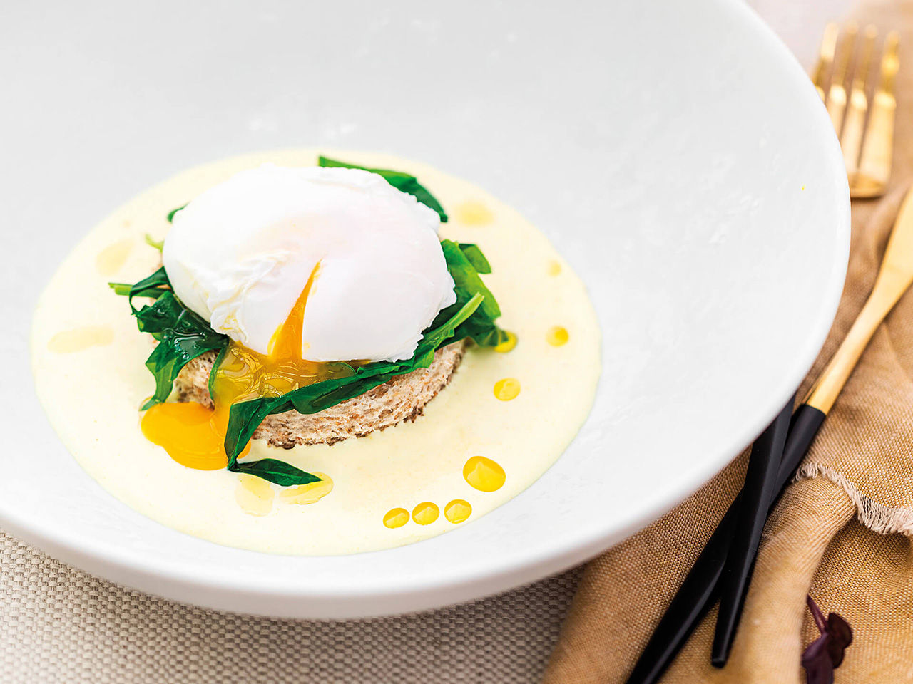 Ei auf Creme mit Trüffelöl