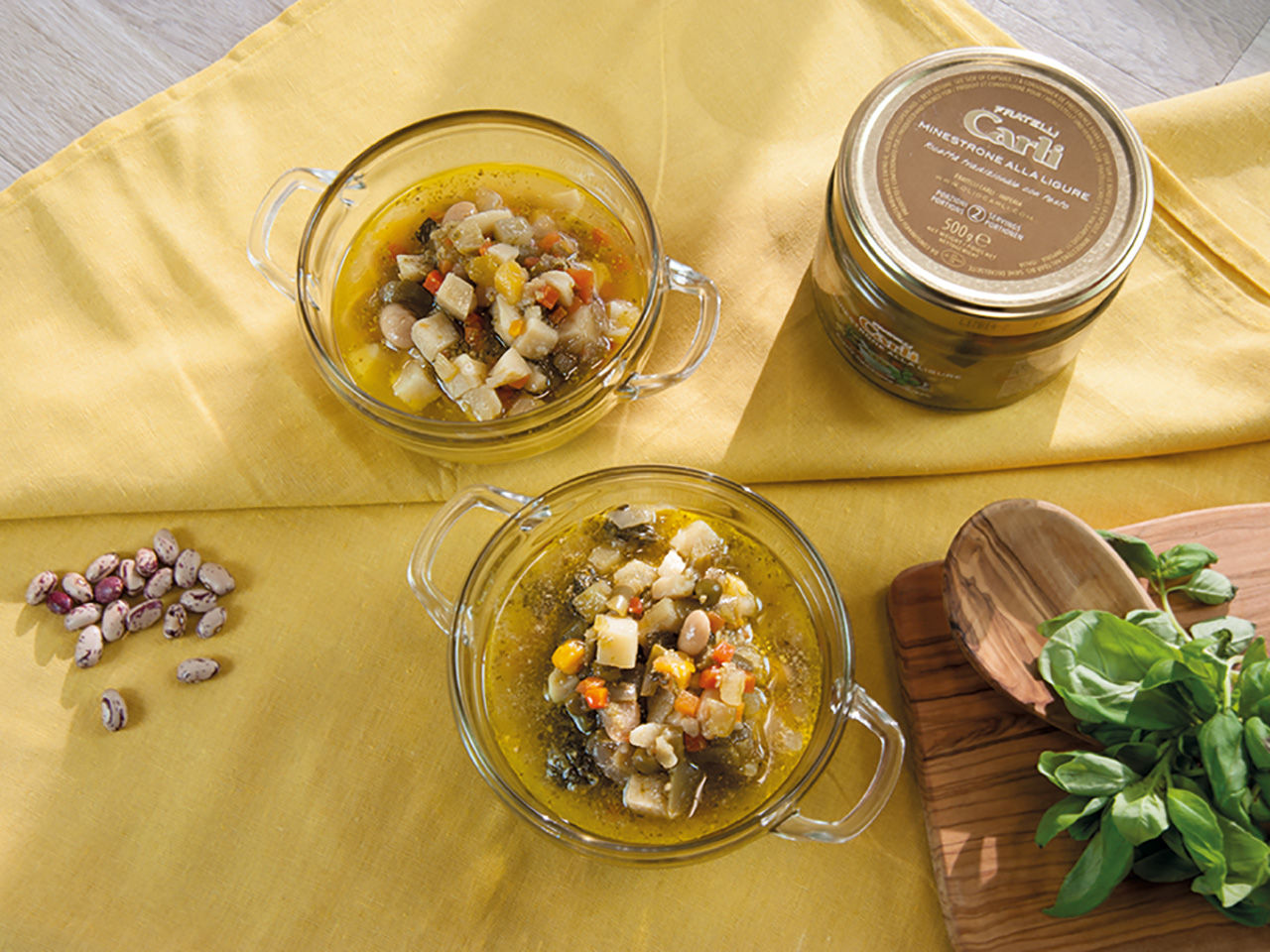 Zwei Gläser Minestrone auf ligurische Art 