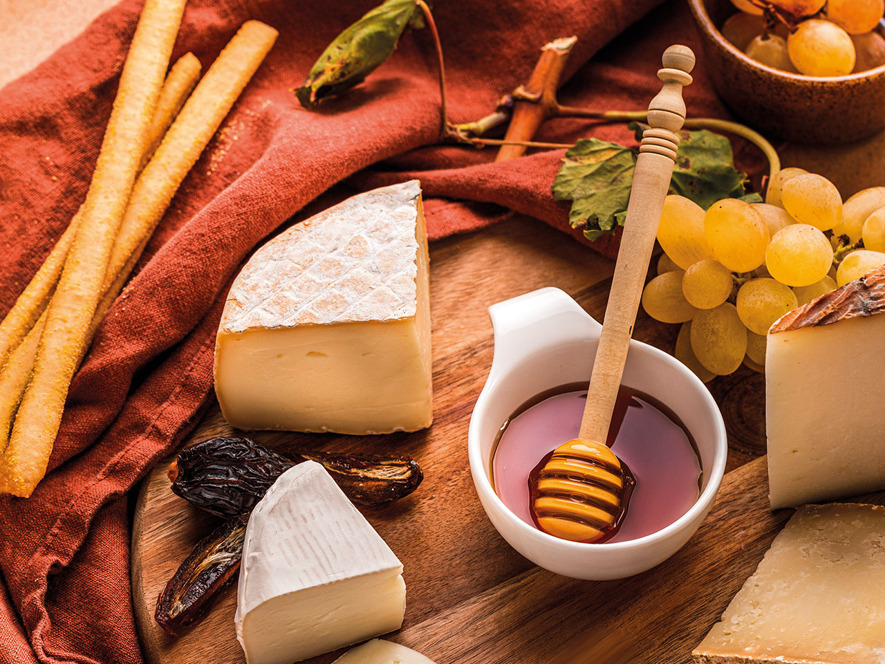 Aperitif mit Käse und Honig