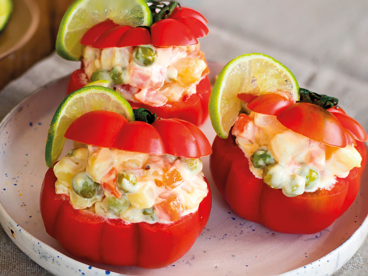 Tomaten gefüllt mit russischem Salat