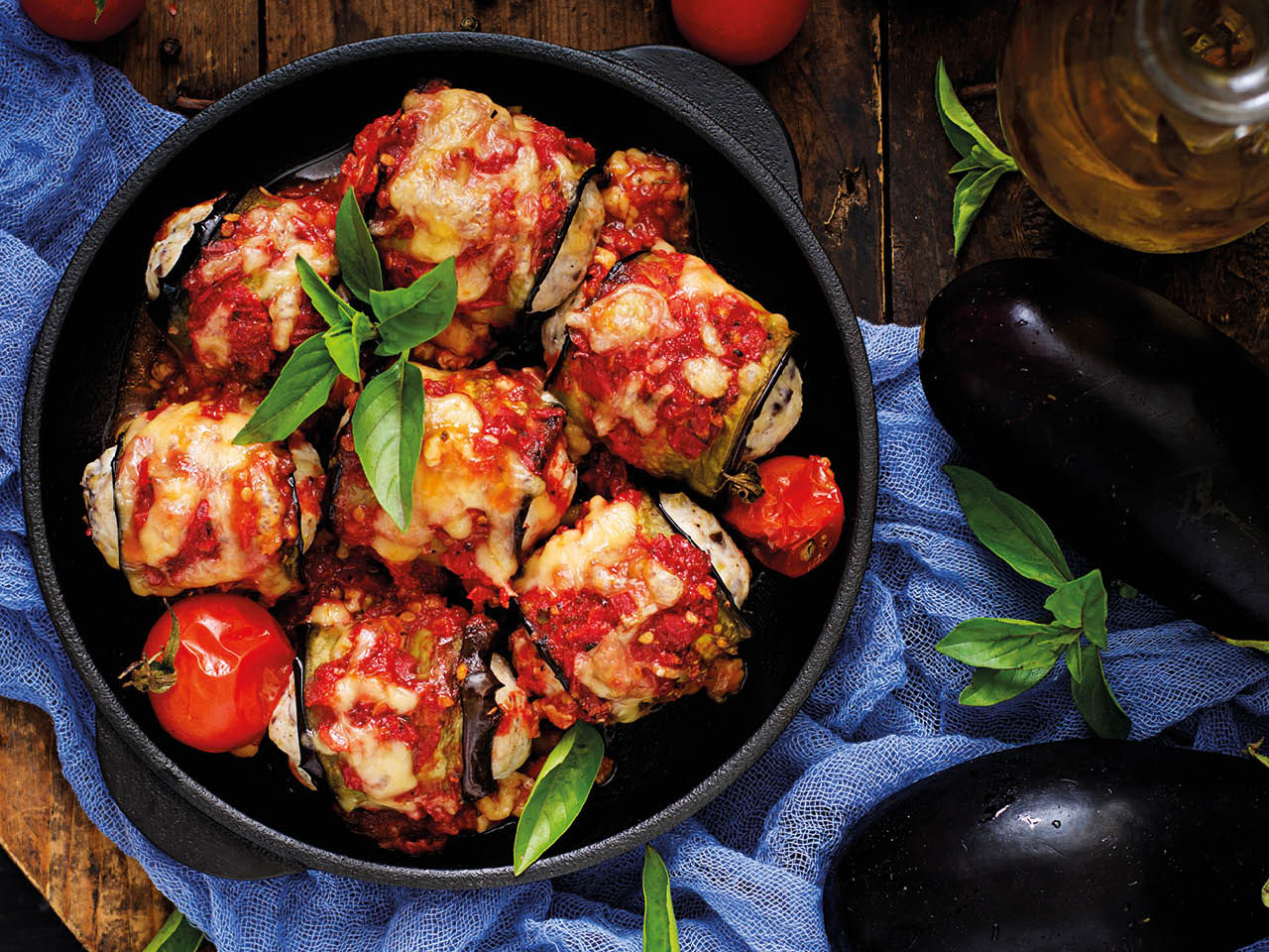 Auberginenröllchen mit Käse, Tomatensauce und Kirschtomaten aus der Pfanne