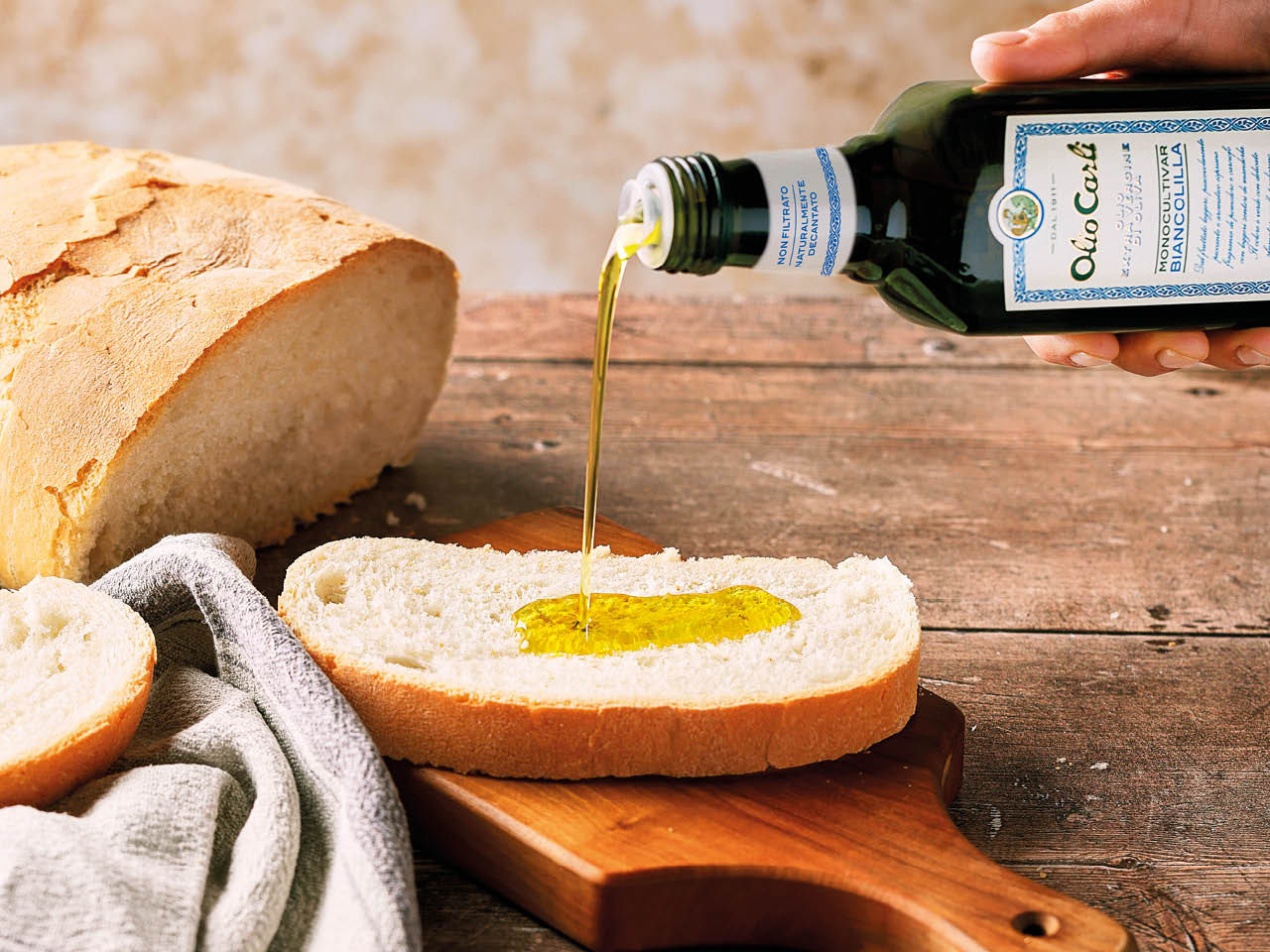 Mit Biancolilla-Olivenöl auf eine Scheibe Brot geben und roh genießen.