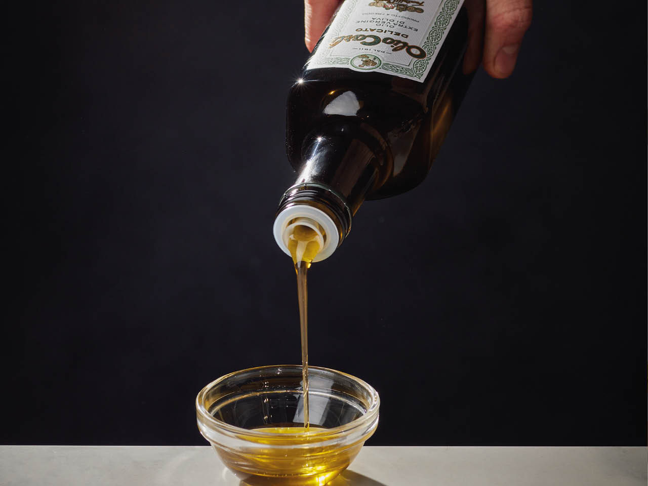 Olivenöl in eine Schale gegossen