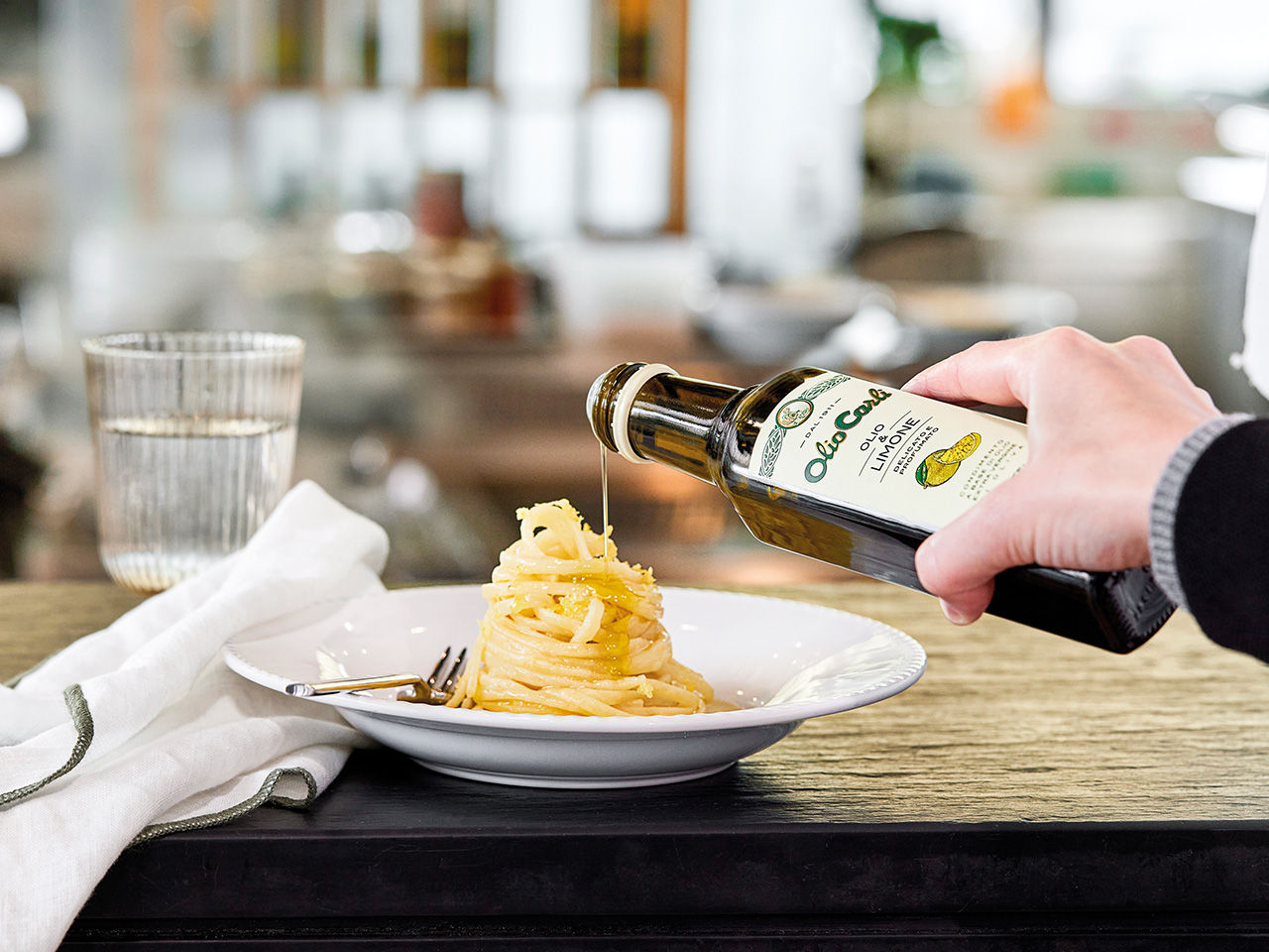 Teller mit Trüffel-Risotto, ein Glas Wein, Parmigiano Käse und Flasche Trüffelöl