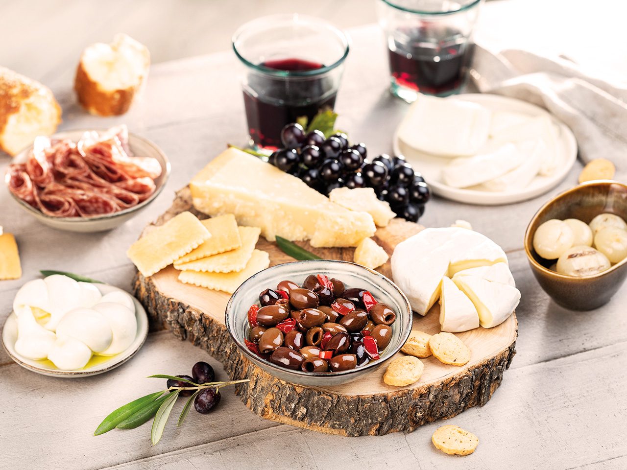 gemischtes Schneidebrett mit würzigen Oliven