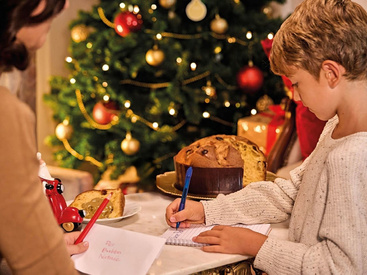 Weihnachts-tisch mit panettone mit pistazien