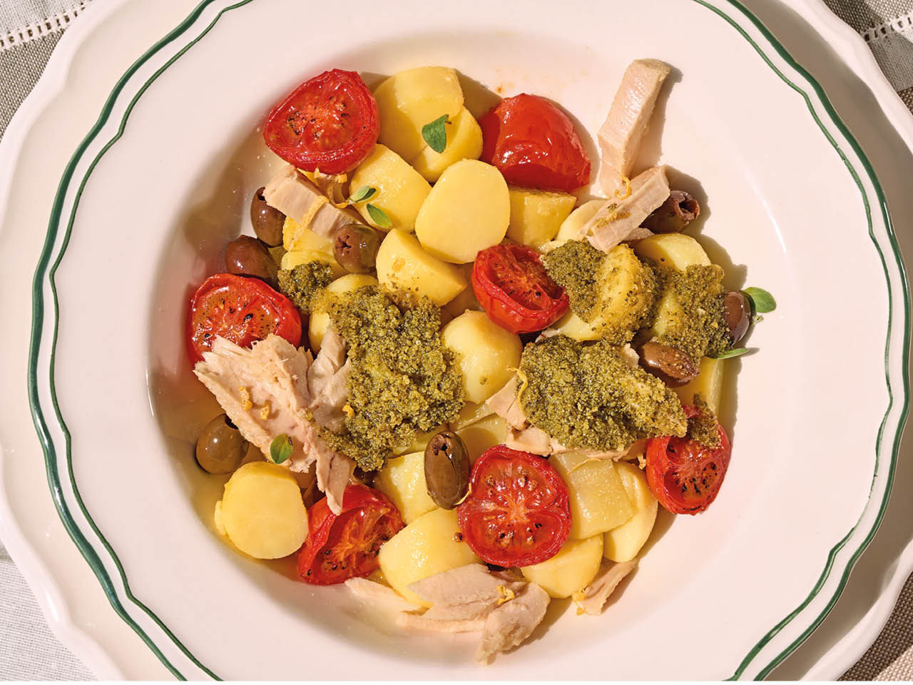 Nudeln mit thunfisch, tomaten und pesto mit zitrone