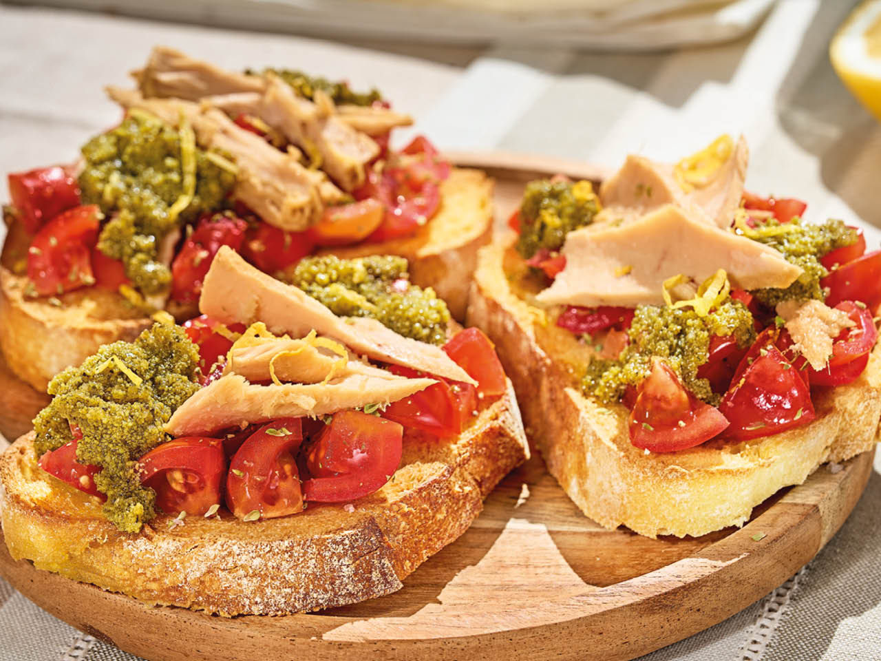 Bruschetta mit Tomaten, Thunfisch und Zitronen-Pesto