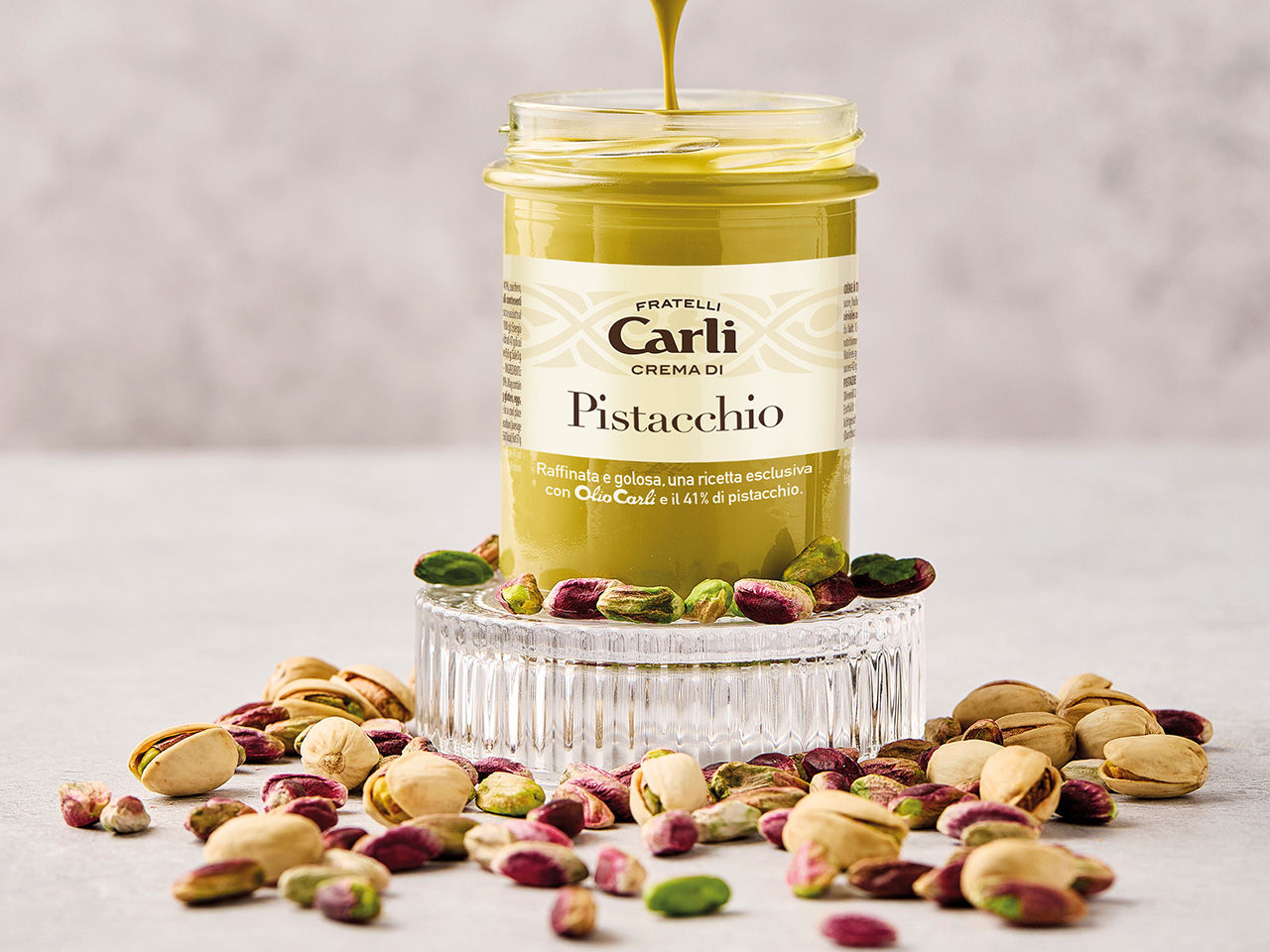 Pistaziencreme mit Pistazien rund um