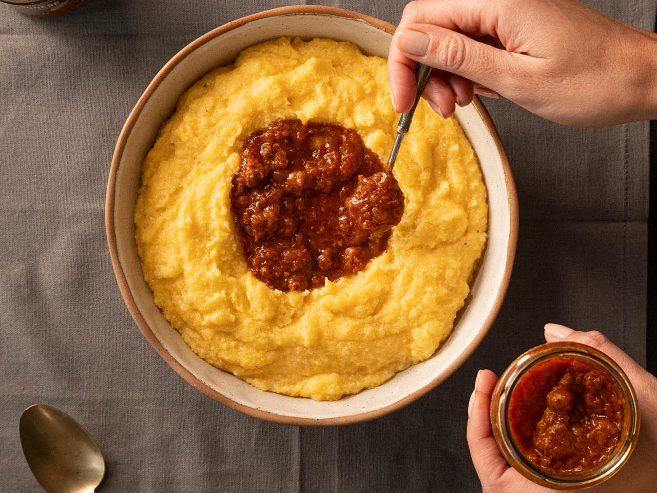Polenta mit Bolognese-Sauce