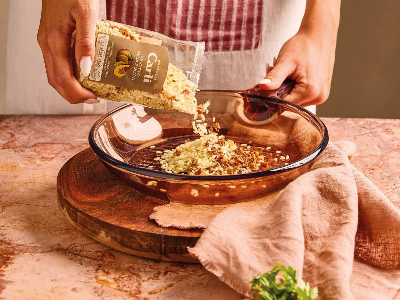 Teller mit Risotto-Safran