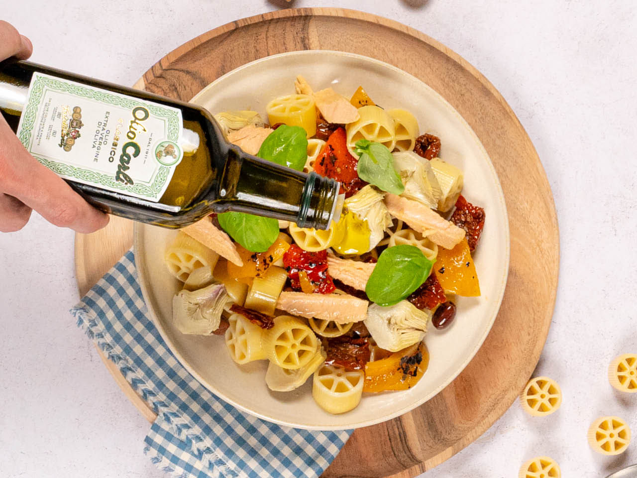 Ruote Nudeln mit Gemuese und Olivenoel auf einen Teller