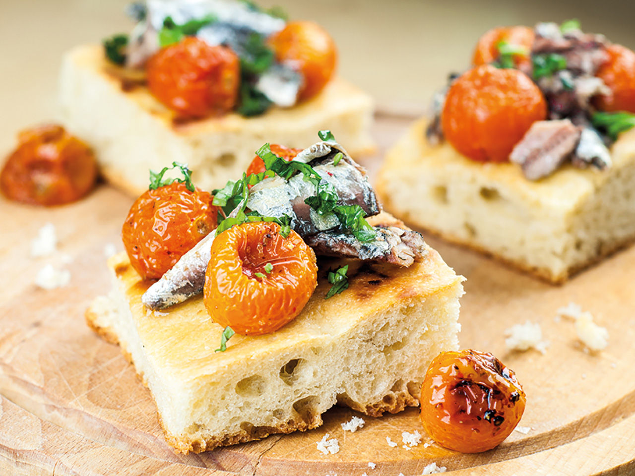 Focaccia mit Sardinen und Kirschtomaten
