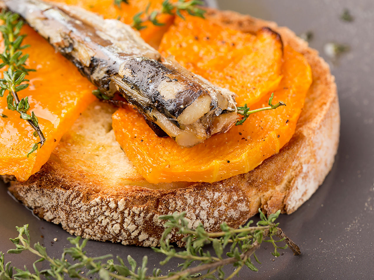 Törtchen mit gegrillten Paprikaschoten und Sardinen